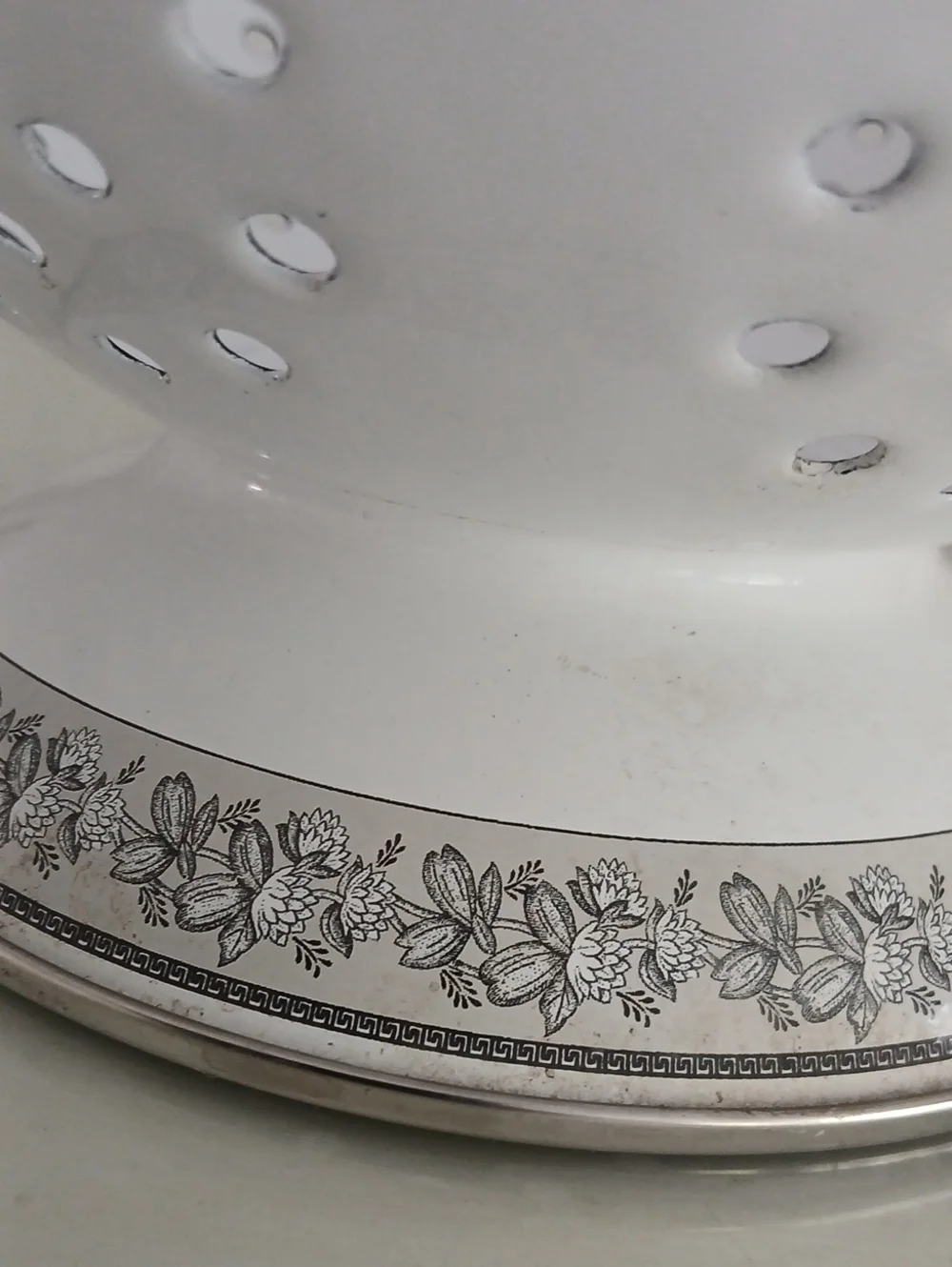 Villeroy & Boch AUDUN FERME Colander Enamel Black White Florals Pastoral Scene